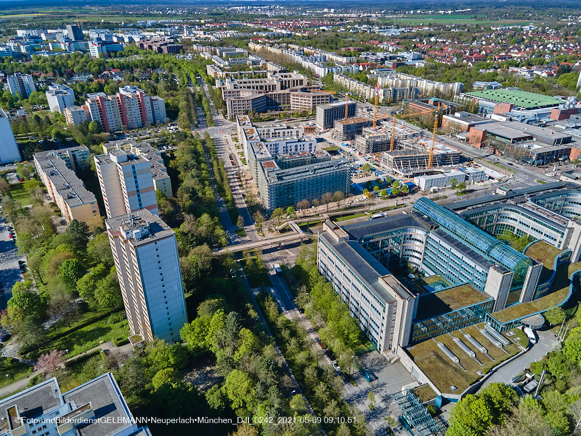 14.05.2021 - Luftaufnahmen vom Perlach Plaza mit Loge No.1 und Loge No.2 in Neuperlach