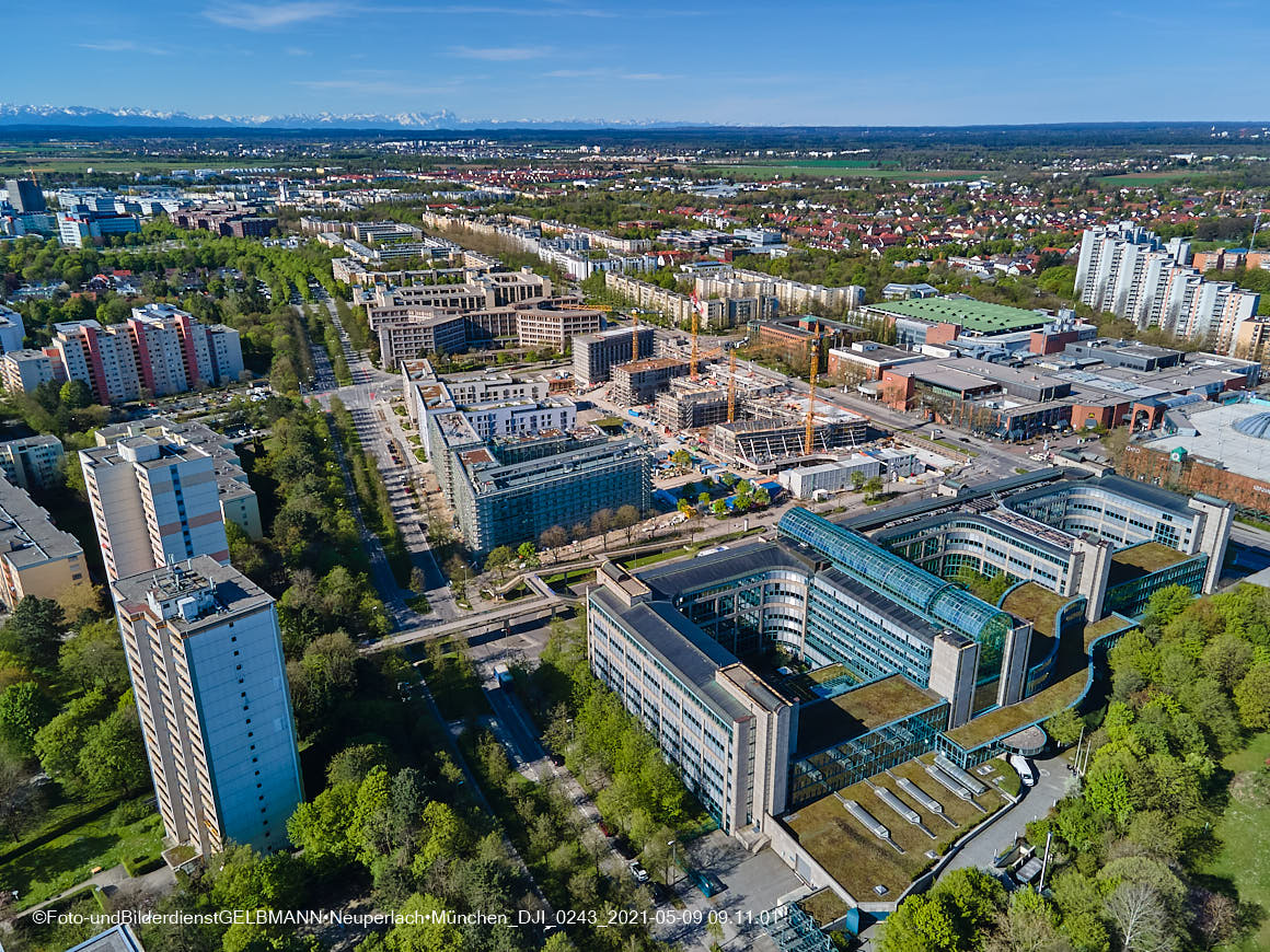 14.05.2021 - Luftaufnahmen vom Perlach Plaza mit Loge No.1 und Loge No.2 in Neuperlach