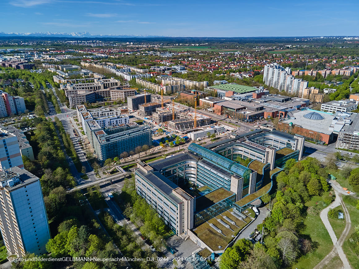 14.05.2021 - Luftaufnahmen vom Perlach Plaza mit Loge No.1 und Loge No.2 in Neuperlach