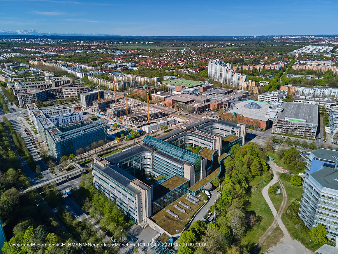 14.05.2021 - Luftaufnahmen vom Perlach Plaza mit Loge No.1 und Loge No.2 in Neuperlach
