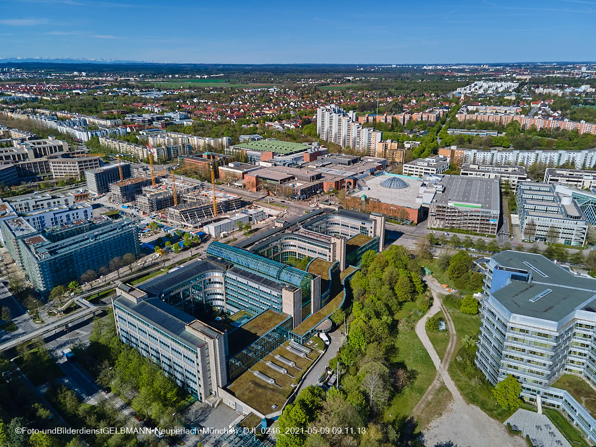 14.05.2021 - Luftaufnahmen vom Perlach Plaza mit Loge No.1 und Loge No.2 in Neuperlach