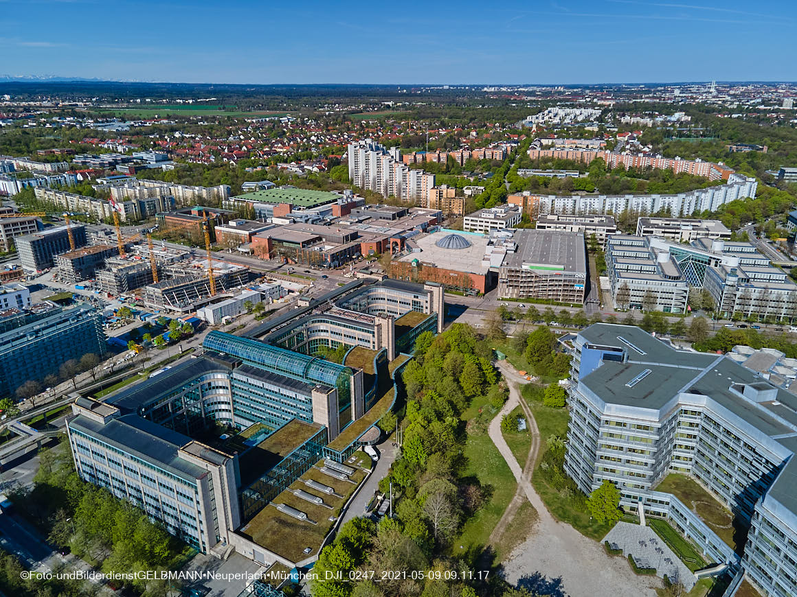 14.05.2021 - Luftaufnahmen vom Perlach Plaza mit Loge No.1 und Loge No.2 in Neuperlach