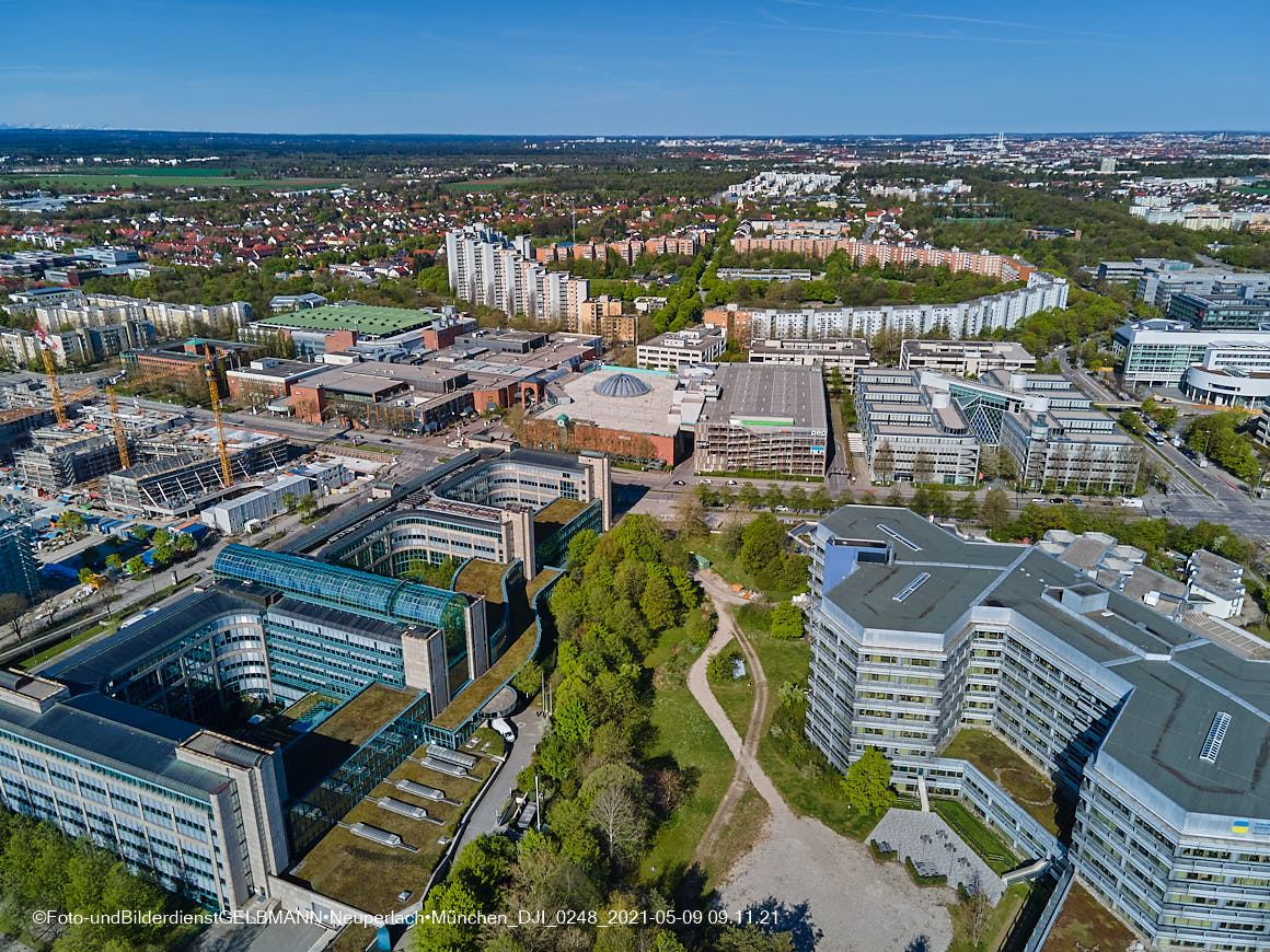 14.05.2021 - Luftaufnahmen vom Perlach Plaza mit Loge No.1 und Loge No.2 in Neuperlach