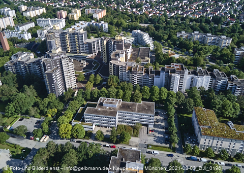 03.08.2021 - Marx-Zentrum und Karl-Marx-Ring 52-62 und Studentenwohnheim in Neuperlach