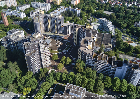 03.08.2021 - Marx-Zentrum und Karl-Marx-Ring 52-62 und Studentenwohnheim in Neuperlach