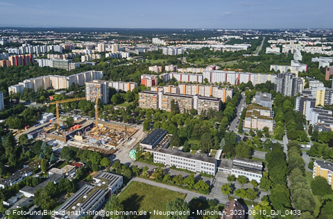 09.08.2021 - Marx-Zentrum und Karl-Marx-Ring 52-62 und Studentenwohnheim in Neuperlach