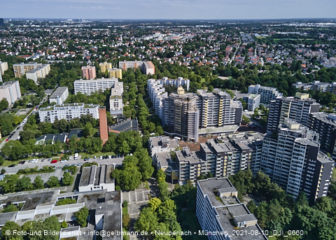 09.08.2021 - Marx-Zentrum und Karl-Marx-Ring 52-62 und Studentenwohnheim in Neuperlach