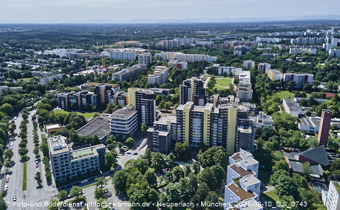09.08.2021 - Marx-Zentrum und Karl-Marx-Ring 52-62 und Studentenwohnheim in Neuperlach