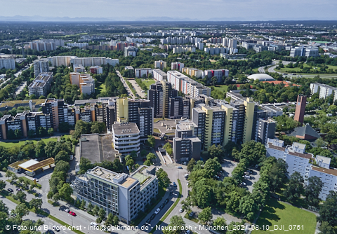 09.08.2021 - Marx-Zentrum und Karl-Marx-Ring 52-62 und Studentenwohnheim in Neuperlach