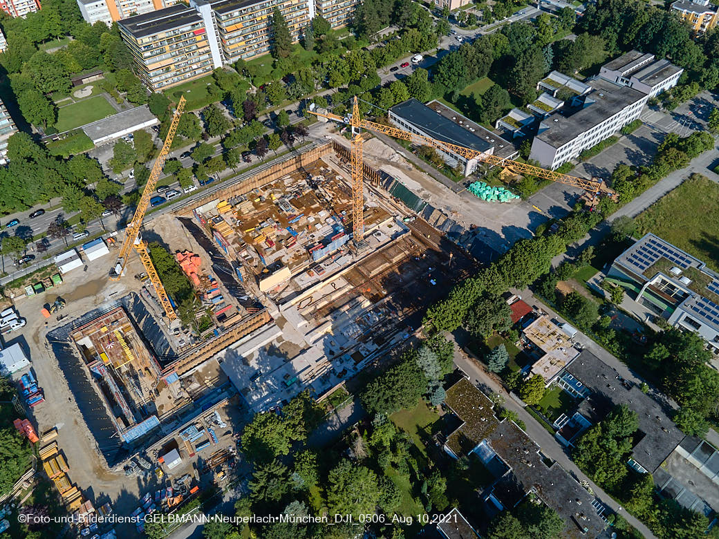 09.08.2021 - Luftbilder von der Baustelle Grundschule am Karl-Marx-Ring in Neuperlach