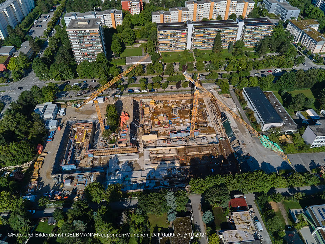 09.08.2021 - Luftbilder von der Baustelle Grundschule am Karl-Marx-Ring in Neuperlach