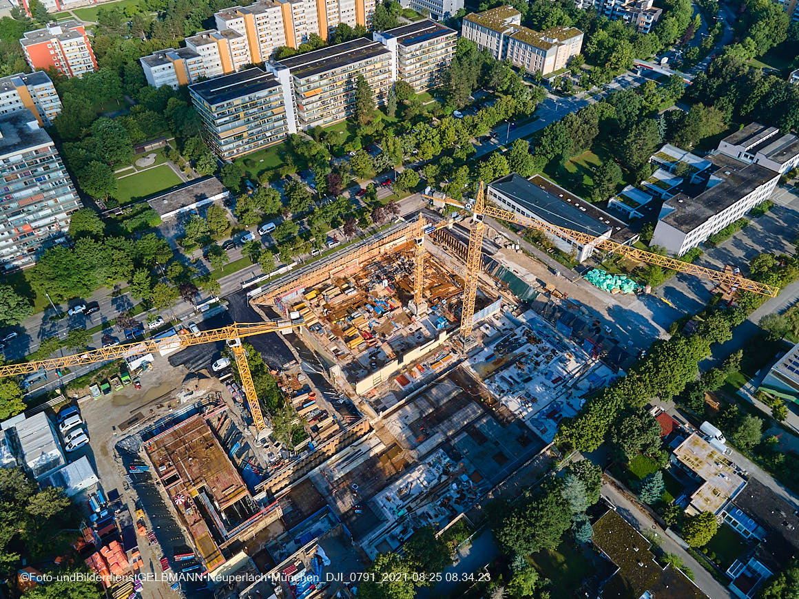 25.08.2021 - Luftaufnahmen von der Baustelle Grundschule am Karl-Marx-Ring in Neuperlach