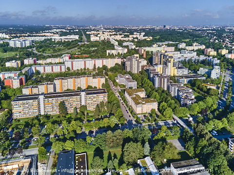 25.08.2021 - Marx-Zentrum, Studentenwohnheim und Wohnanlage am Karl-Marx-Ring 52-62