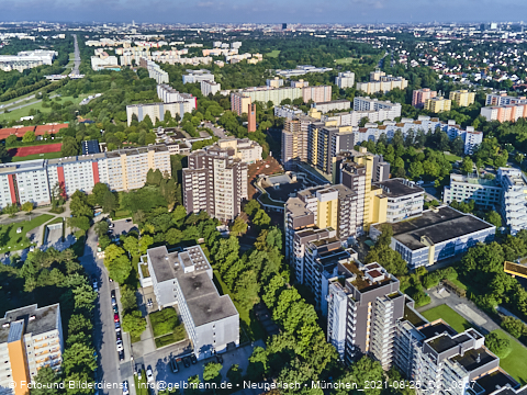 25.08.2021 - Marx-Zentrum, Studentenwohnheim und Wohnanlage am Karl-Marx-Ring 52-62