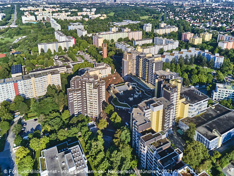 25.08.2021 - Marx-Zentrum, Studentenwohnheim und Wohnanlage am Karl-Marx-Ring 52-62