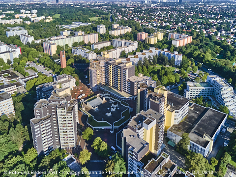 25.08.2021 - Marx-Zentrum, Studentenwohnheim und Wohnanlage am Karl-Marx-Ring 52-62