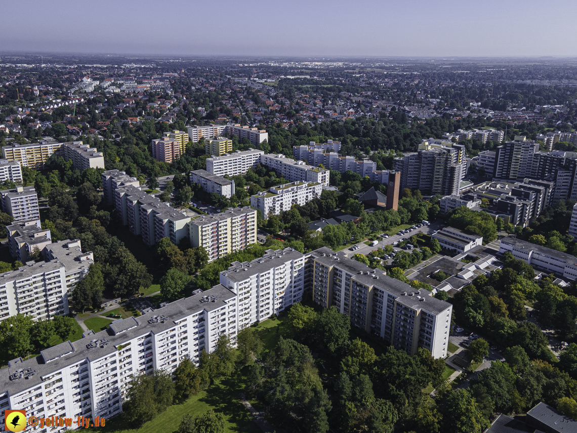 08.09.2021 - Wohnanlage am Karl-Marx-Ring 52-62 und Marx-Zentrum in Neuperlach