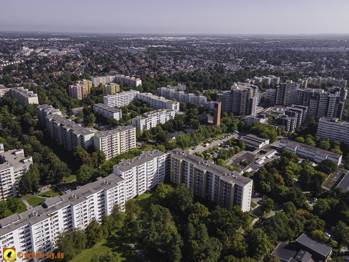08.09.2021 - Wohnanlage am Karl-Marx-Ring 52-62 und Marx-Zentrum in Neuperlach