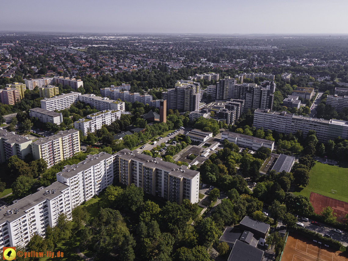 08.09.2021 - Wohnanlage am Karl-Marx-Ring 52-62 und Marx-Zentrum in Neuperlach