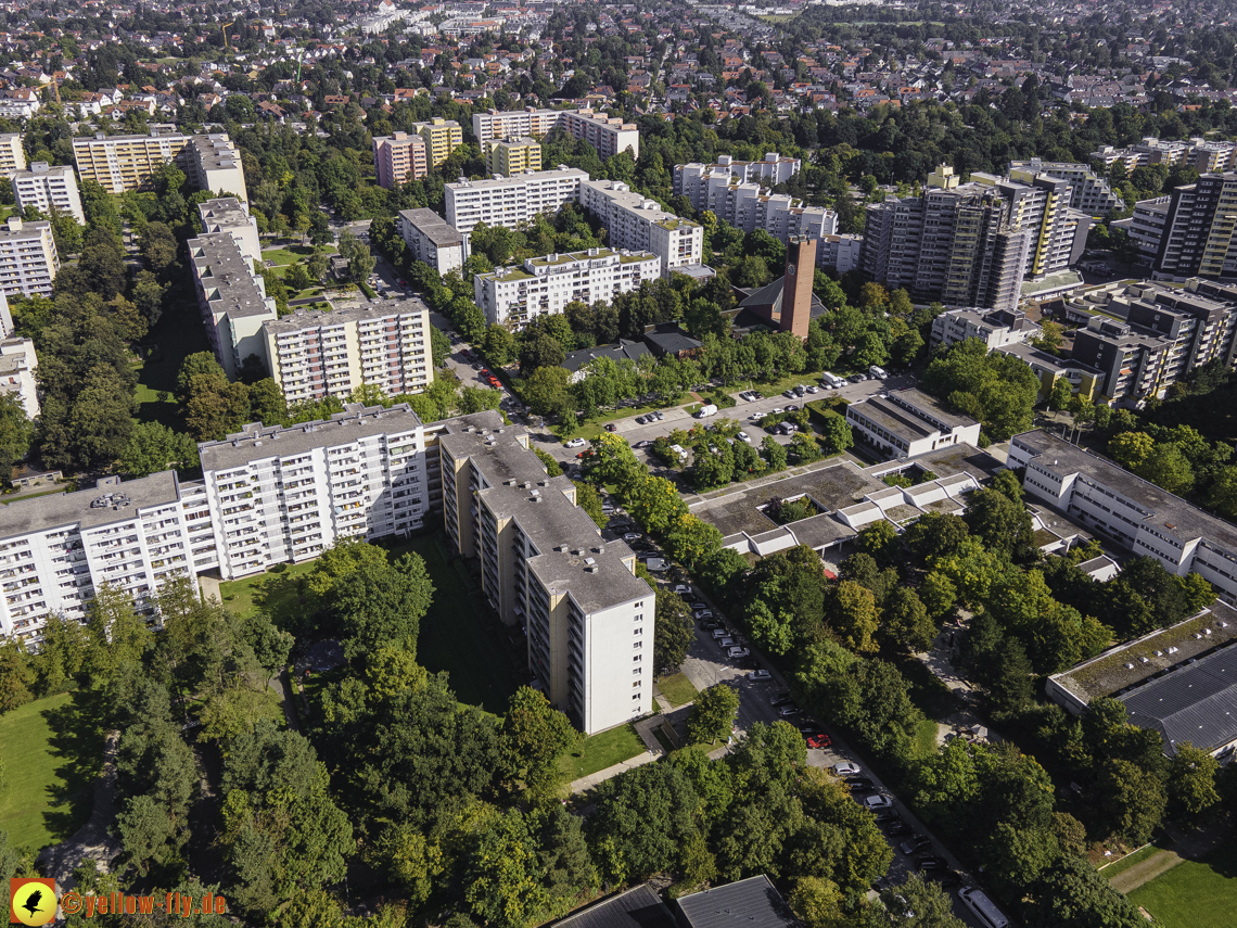 08.09.2021 - Wohnanlage am Karl-Marx-Ring 52-62 und Marx-Zentrum in Neuperlach