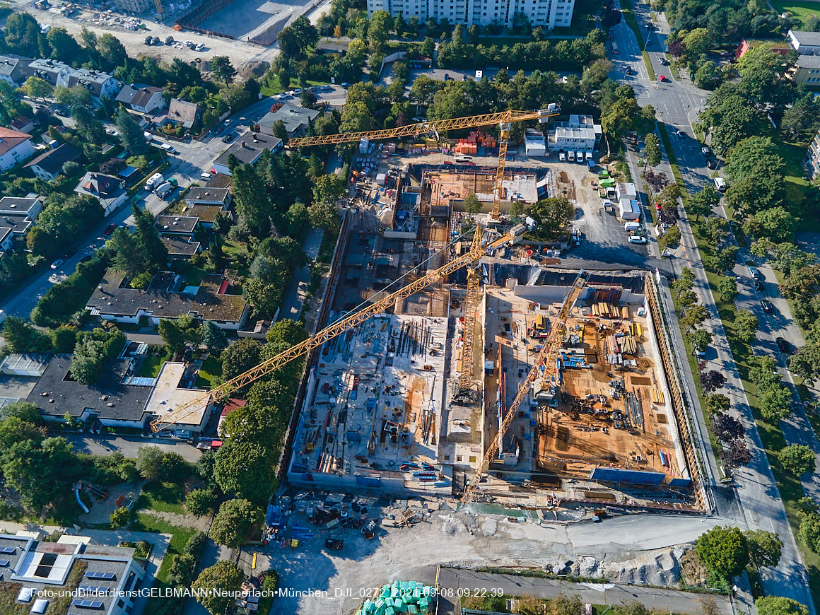 11.09.2021 - Luftaufnahmen der Grundschule am Karl-Marx-Ring in Neuperlach