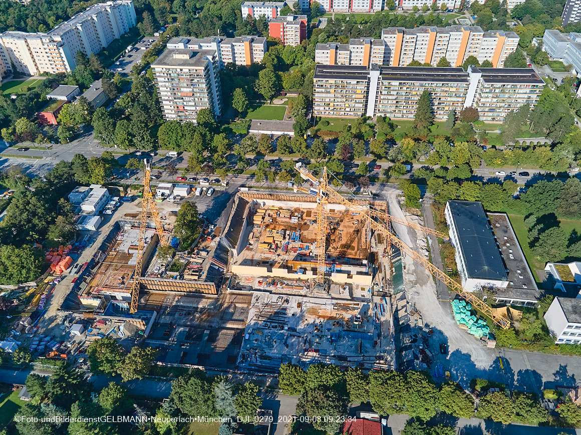 11.09.2021 - Luftaufnahmen der Grundschule am Karl-Marx-Ring in Neuperlach