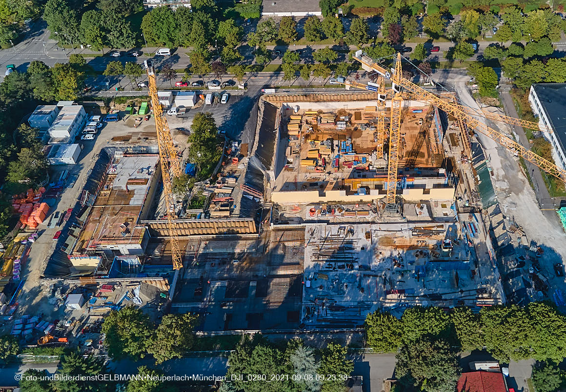 11.09.2021 - Luftaufnahmen der Grundschule am Karl-Marx-Ring in Neuperlach