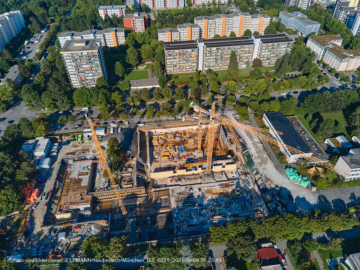 11.09.2021 - Luftaufnahmen der Grundschule am Karl-Marx-Ring in Neuperlach