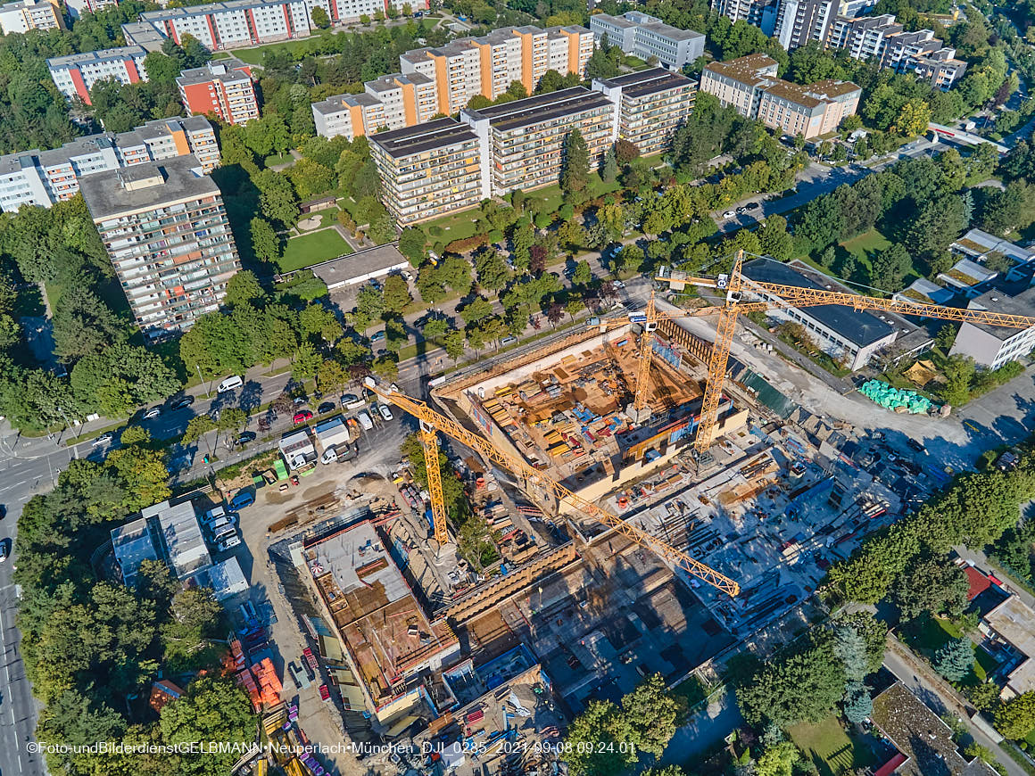 11.09.2021 - Luftaufnahmen der Grundschule am Karl-Marx-Ring in Neuperlach