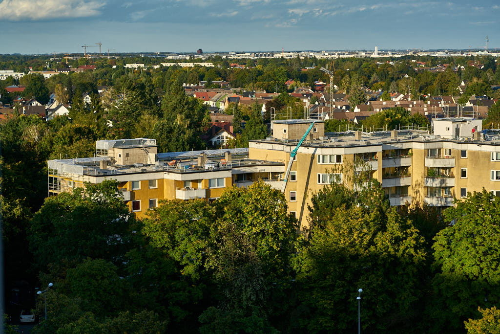 29.09.2021 - Dacharbeiten am Karl-Marx-Ring in München Neuperlach