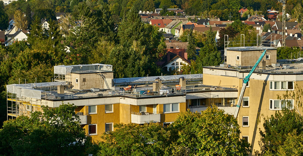 29.09.2021 - Dacharbeiten am Karl-Marx-Ring in München Neuperlach