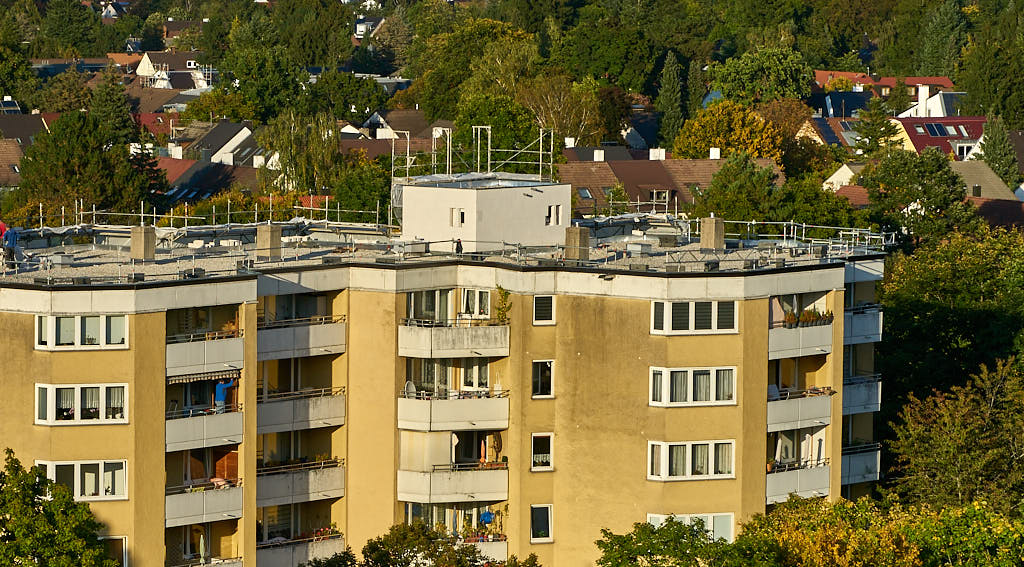 29.09.2021 - Dacharbeiten am Karl-Marx-Ring in München Neuperlach