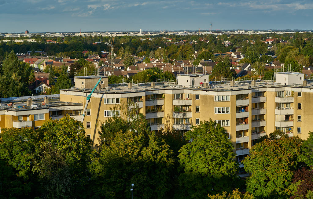 29.09.2021 - Dacharbeiten am Karl-Marx-Ring in München Neuperlach