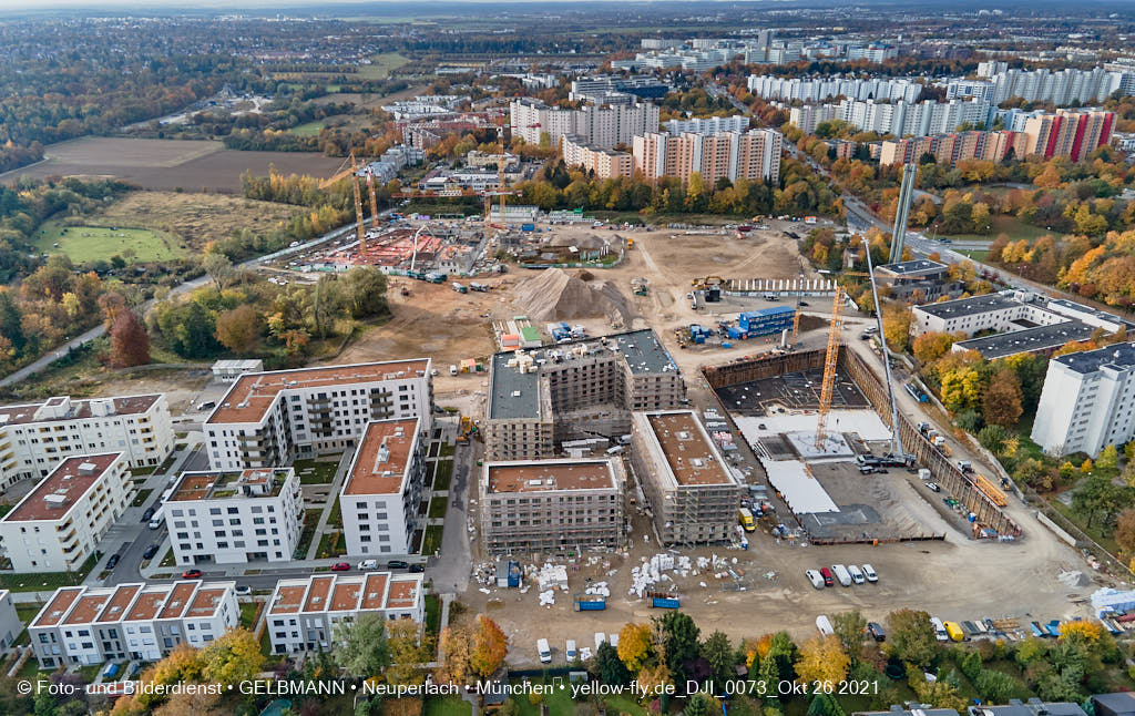 26.10.2021 - Kranaufbau im Alexisquartier in Neuperlach