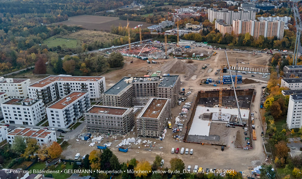 26.10.2021 - Kranaufbau im Alexisquartier in Neuperlach