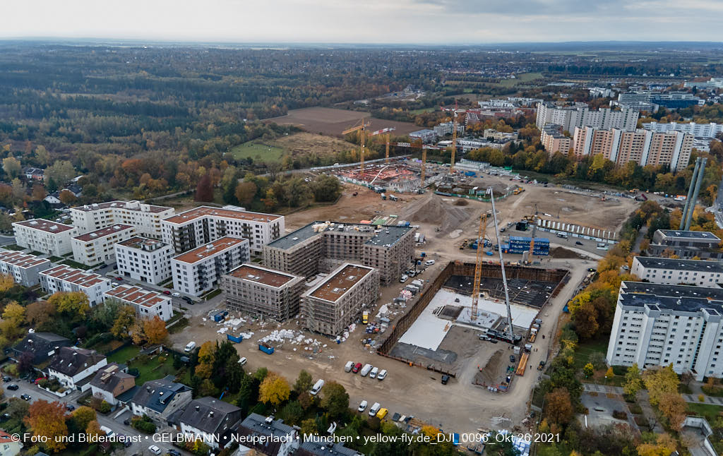 26.10.2021 - Kranaufbau im Alexisquartier in Neuperlach