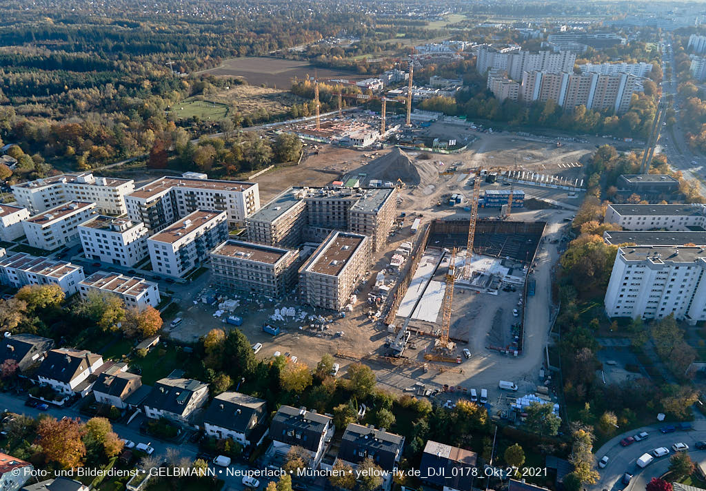 27.10.2021 - Kranaufbau im Alexisquartier in Neuperlach