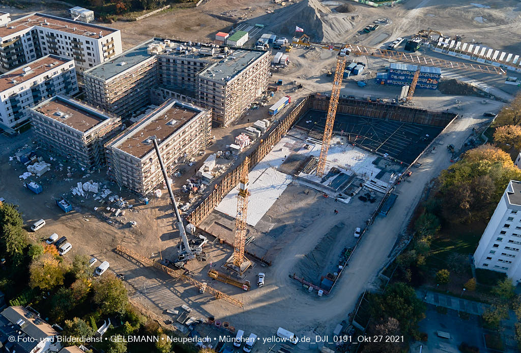 27.10.2021 - Kranaufbau im Alexisquartier in Neuperlach