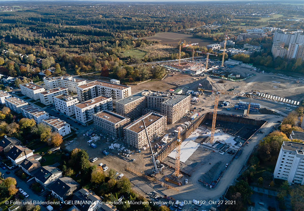 27.10.2021 - Kranaufbau im Alexisquartier in Neuperlach