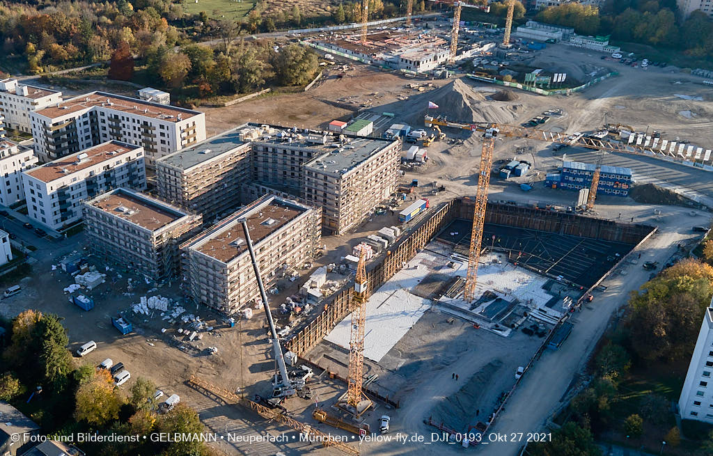 27.10.2021 - Kranaufbau im Alexisquartier in Neuperlach