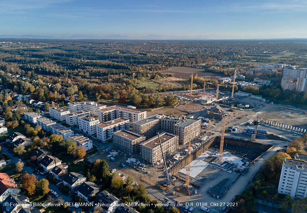 27.10.2021 - Kranaufbau im Alexisquartier in Neuperlach