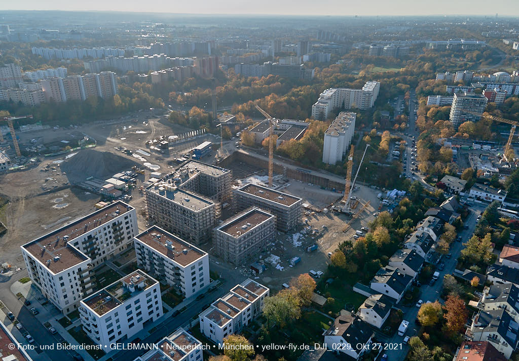 27.10.2021 - Kranaufbau im Alexisquartier in Neuperlach