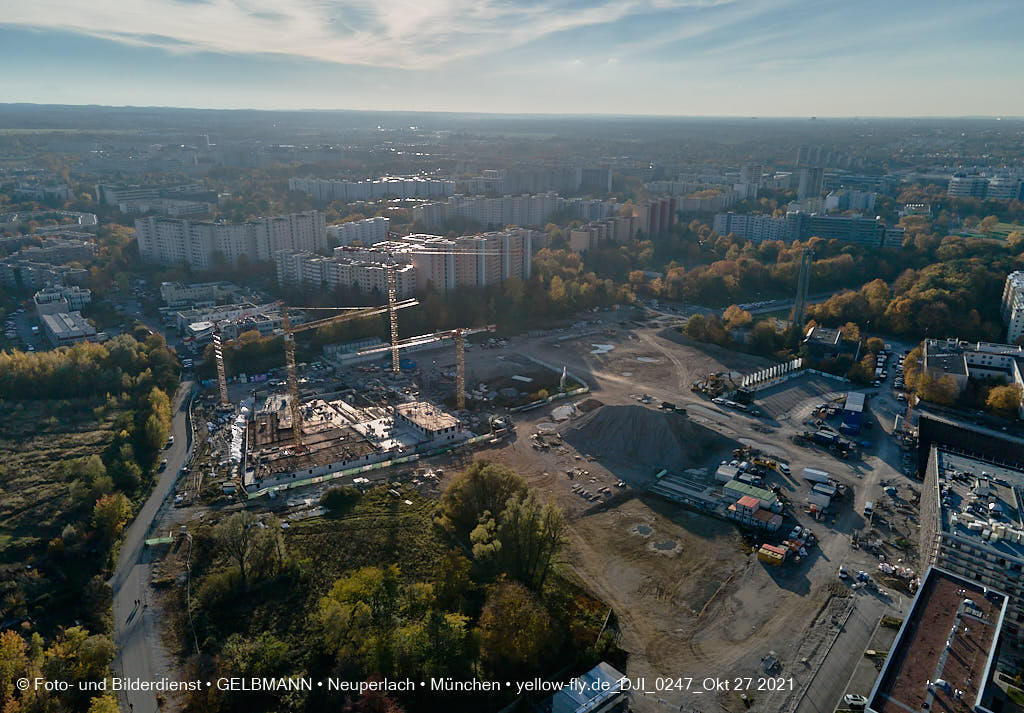 27.10.2021 - Kranaufbau im Alexisquartier in Neuperlach
