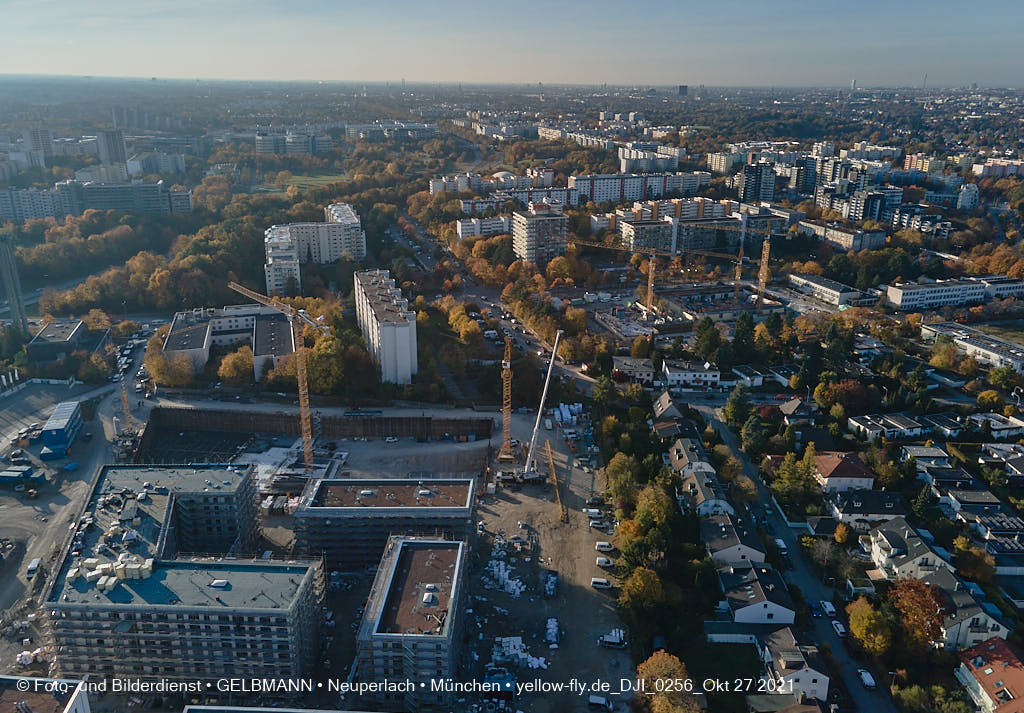 27.10.2021 - Kranaufbau im Alexisquartier in Neuperlach