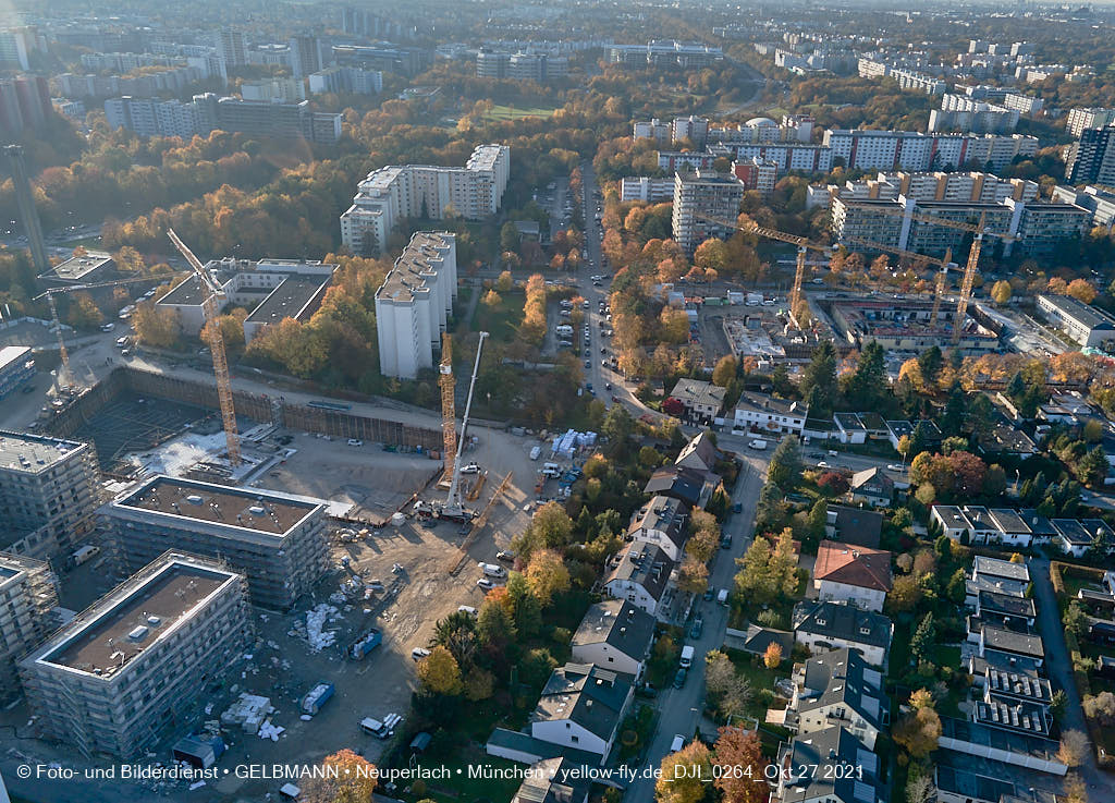 27.10.2021 - Kranaufbau im Alexisquartier in Neuperlach
