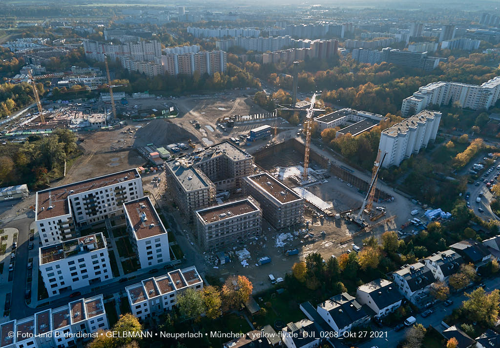 27.10.2021 - Kranaufbau im Alexisquartier in Neuperlach