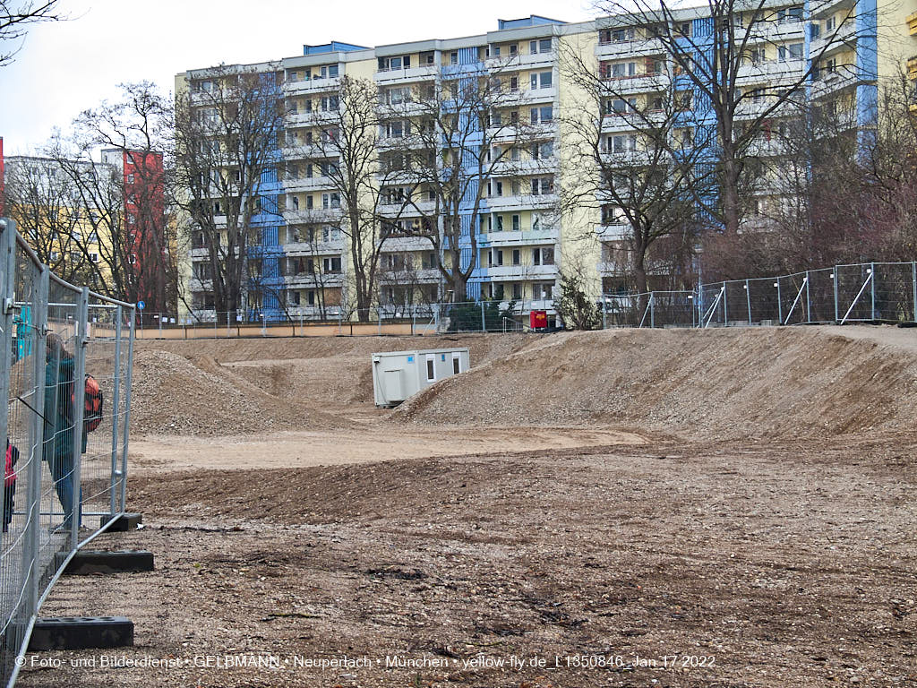 14.01.2022 - Abrissbaustelle Quiddezentrum in Neuperlach