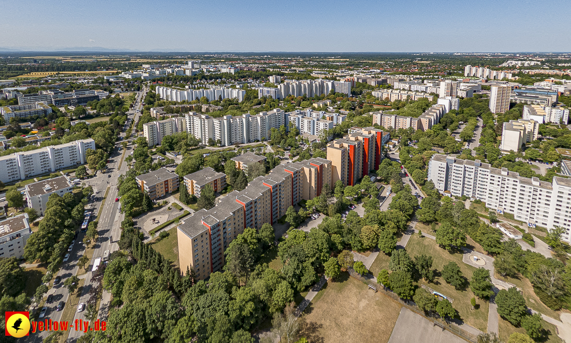 07.07.2023 - Gerhart-Hauptmann-Ring mit Pflegeheim Perlachstift und Umgebung in Neuperlach