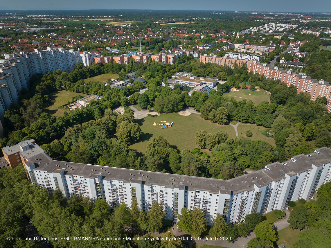 07.07.2023 - Wohnring Neuperlach mit ehemaliger Allianz und Vereinte und Umgebung