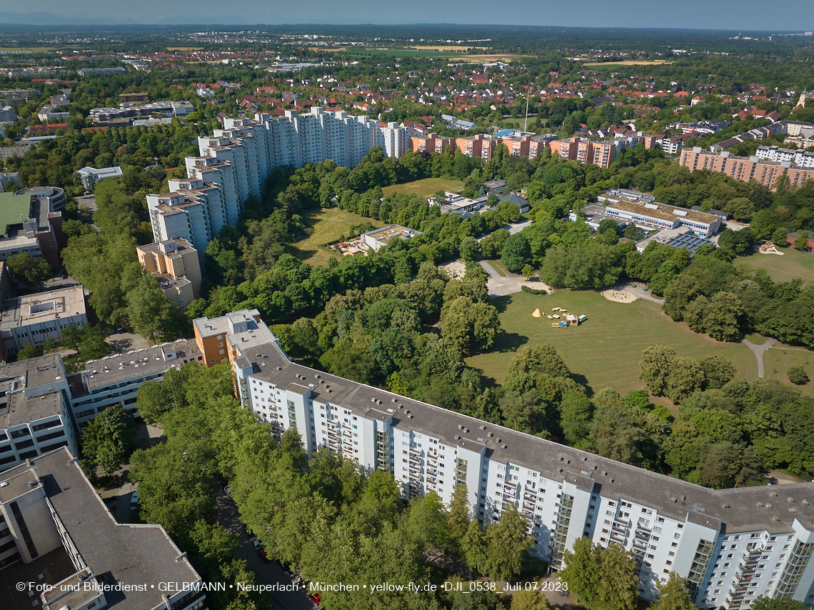 07.07.2023 - Wohnring Neuperlach mit ehemaliger Allianz und Vereinte und Umgebung